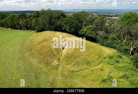 Hetty Peglers Tump alias Uley Long Barrow, 5000+ Jahre neolithische Schachtel. Gloucestershire, Großbritannien. Nach Westen mit Severn-Mündung in der Ferne Stockfoto