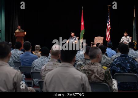 220414-N-ZA692-0126 MANAMA, Bahrain (14. April 2022) Vizeadmiral Brad Cooper, Befehlshaber der USA Das Zentralkommando der Marinestreitkräfte, US-5.-Flotte und kombinierte Seestreitkräfte (CMF), Left, spricht während einer Zeremonie zum Befehlswechsel für die kombinierte Task Force (CTF) 151, April 14, im Hauptquartier der CMF in Bahrain. Die 2009 gegründete CTF 151 verbessert die regionale maritime Zusammenarbeit und schützt den globalen maritimen Handel durch Abschreckung, Unterbindung und Bekämpfung von Seeräuberei und bewaffneten Raubüberfällen auf See. Stockfoto