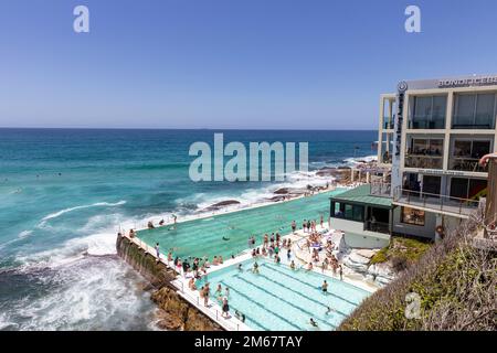 Bondi Beach Eisbergs Club und öffentlicher Außenpool am Sommertag 2023, Sydney, NSW, Australien Stockfoto