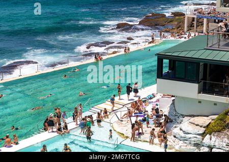 Bondi Beach Eisbergs Club und öffentlicher Außenpool am Sommertag 2023, Sydney, NSW, Australien Stockfoto