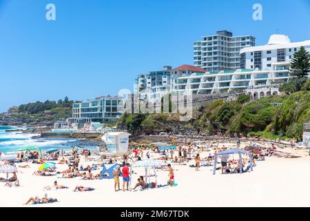 Bondi Beach in Sydney, Sommertag 2023, überfüllter Strand und Menschen im Meer, blauer Himmel, Sydney östliche Vororte, NSW, Australien Stockfoto