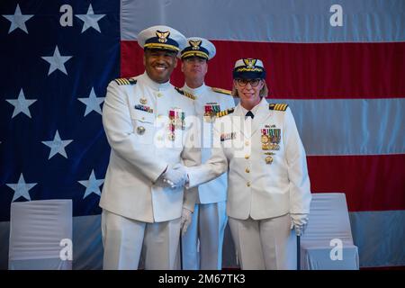 Captain Kelly Denning übernahm das Kommando, als sie Captain will Watson bei der Zeremonie zum Kommandowechsel im Küstenwachensektor New Orleans ablöste. 14. April 2022. Stockfoto