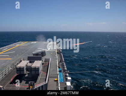 220414-N-IV962-1008 PAZIFIK (14. April 2022) – Eine Rakete feuert vom Raketenwerfer der vorwärts rollenden Flugzeugzelle (RAM) an Bord des Amphibienschiffs USS Makin Island (LHD 8), April 14. Die Navy trainiert, zertifiziert und entsendet Kampfbereitschaftstruppen, die bereit sind, sich einer Vielzahl von Missionen zu stellen – von humanitären und friedenserhaltenden Einsätzen über große regionale Konflikte bis hin zur ballistischen Raketenabwehr – auf der ganzen Welt. Makin Island führt Routineeinsätze in der US-3.-Flotte durch. Stockfoto