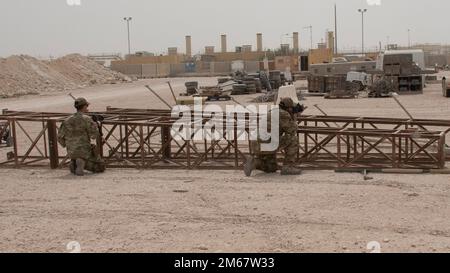 USA Die dem 379. Luftwaffenflügel zugewiesenen Mitglieder der Luftwaffe führen während eines Trainingskurses am Al Udeid Air Base, Katar, am 14. April 2022 taktische Manöver des Feuerteams durch. Die den Sicherheitskräften zugeteilten Flugzeuge, die Logistikbereitschaft und die operative medizinische Bereitschaftsgeschwader nahmen an einem vierwöchigen Schulungskurs Teil, um ihre Fähigkeiten mit den jeweiligen Karrierebereichen der anderen zu diversifizieren. (USA Air Force Photo Tech Sgt. Sergio A. Gamboa) Stockfoto