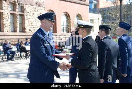 Oberst Patrick Miller, 88. Luftwaffenstützpunkt und Befehlshaber der Luftwaffenbasis Wright-Patterson, verleiht dem Navy ROTC-Fähnrich Colin Patil das Major Lawrence Stipendium am 14. April 2022 an der Ohio State University. Die Tri-Service Parade ist seit 1916 eine Tradition an der Ohio State University und ermöglicht es mehreren Kadetten und Fähnrich-Männern, Stipendien von großzügigen Spendern zu erhalten. Stockfoto