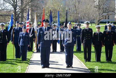 Oberst Patrick Miller, 88. Luftwaffenstützpunkt und Wright-Patterson Luftwaffenstützpunkt-Kommandant, steht neben den Kadetten der Einheit 645 zur Verfügung, während die Tri-Service-Parade am 14. April 2022 an der Ohio State University endet. Die Tri-Service Parade ist seit 1916 eine Tradition an der Ohio State University und ermöglicht es mehreren Kadetten und Fähnrich-Männern, Stipendien von großzügigen Spendern zu erhalten. Stockfoto