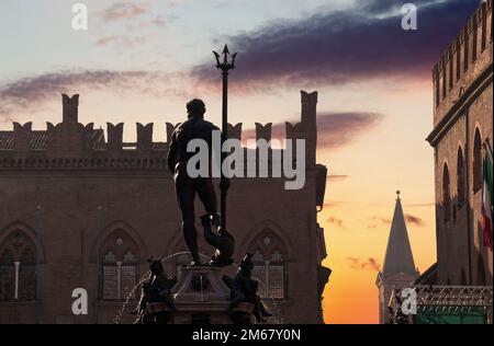 Der Neptun-Brunnen in Bologna bei Sonnenaufgang. Italien Stockfoto