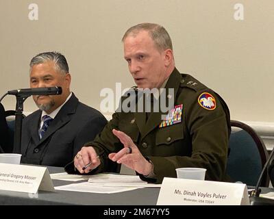 Generalmajor Gregory Mosser, stellvertretender General, USA Army Reserve Command, erörtert die Katastrophenreaktions- und Wiederherstellungskapazitäten der Army Reserve während einer Podiumsdiskussion auf der Nationalen Hurricane-Konferenz am 14. April 2022 in Orlando, Florida. Die USA Die Army Reserve bietet im Rahmen einer umfassenderen, abgestuften Federal Response wertvolle Kapazitäten für die Wiederherstellung von Katastrophen und die Katastrophenhilfe in den Vereinigten Staaten und ihren Territorien. Stockfoto