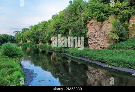 Creswell Crags prähistorische Stätte. Höhlen auf beiden Seiten Kalksteinschlucht besetzt 43.000 Jahre von der letzten Eiszeit bis vor 10.000 Jahren. Blick auf E entlang der S-Klippen Stockfoto