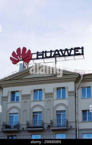 Weißrussland, Minsk - 12. september, 2022: Unterschreiben Sie Huawei aus nächster Nähe auf dem Gebäude Stockfoto