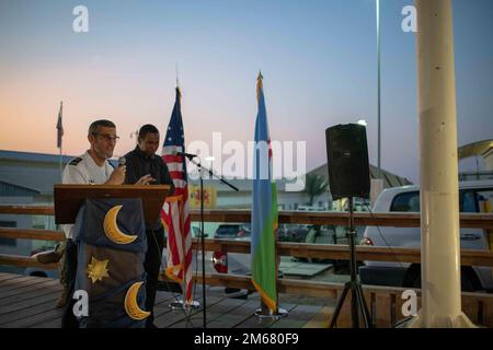 CAMP LEMONNIER, Dschibuti (14. April 2022) der französische Iman Karim Loukia erläutert die Bedeutung einer iftar-Mahlzeit während eines Abendessens im Camp Lemonnier, Dschibuti während des Ramadan, gesponsert vom Lagerkollegium, dem Verband der leitenden Petty Officers und den Freiwilligen der Freunde Afrikas. Stockfoto