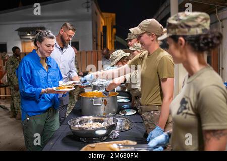 CAMP LEMONNIER, Dschibuti (14. April 2022) US-Militärangehörige, die im Camp Lemonnier Dschibuti stationiert sind, servieren während des Ramadan ein iftar-Dinner, das von der Wardroom des Lagers, der Chief Petty Officers Association und den Friends of Africa Volunteers gesponsert wird. Stockfoto