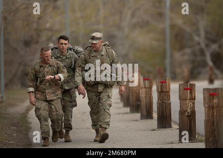 Kurz vor dem Abschluss des 12-Meilen-Rig-marsches geht LT. Oberst John Hawbaker, (rechts) Professor für Militärwissenschaften des Boise State University Army ROTC Program, zusammen mit den Kadetten Colton Cook (Zeit prüfen) und Kyle Brown. Die ROTC-Kadetten der Boise State University, die sich dem Ende des Semesters näherten, ließen nicht nach. Mitte April machten zwei Gruppen von Kadetten einen landschaftlich reizvollen raufmarsch auf dem Boise Green Belt Trail. Gruppe 1 absolvierte einen 12-Meilen-Rruck-märz, während Gruppe 2 einen 8-Meilen-marsch absolvierte. Auf der Suche nach einer anderen Art von Fitness nahmen die Kadetten an einer Besprechung von Mr. Cod Teil Stockfoto