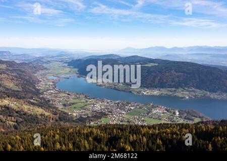 Ossiacher See in Kärnten, Südösterreich aus der Vogelperspektive. Stockfoto