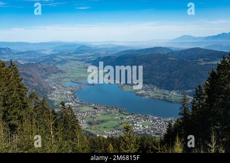 Ossiacher See in Kärnten, Südösterreich aus der Vogelperspektive. Stockfoto