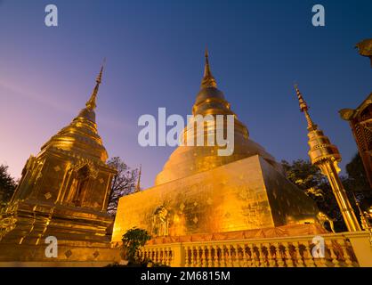 Wat Phra Singh Woramahawihan buddhistischer Tempel am Abend. Es ist eines der beliebtesten Touristenziele in Chiang Mai City. Nordthailand Stockfoto