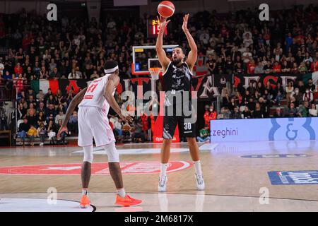 Varese, Italien. 02. Januar 2023. Tyler Cain (Bertram Yachts Derthona Tortona) während Openjobmetis Varese vs Bertram Yachts Derthona Tortona, italienischer Basketball A Series Championship in Varese, Italien, Januar 02 2023 Kredit: Independent Photo Agency/Alamy Live News Stockfoto