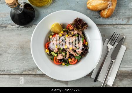 Thunfischsalat in einer Schüssel aus weißem Porzellan. Gesundes Lebensmittelkonzept Stockfoto