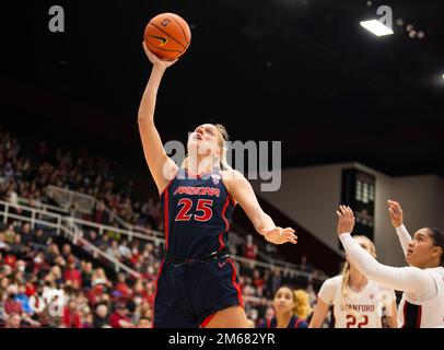 Januar 02 2023 Palo Alto CA, USA Arizona Forward Cate Reese (25) geht während des NCAA Women's Basketball Spiels zwischen Arizona Wildcats und dem Stanford Cardinal in den Korb. Stanford schlug Arizona 73-57 im Maples Pavilion Palo Alto, CA. Thurman James/CSM Stockfoto