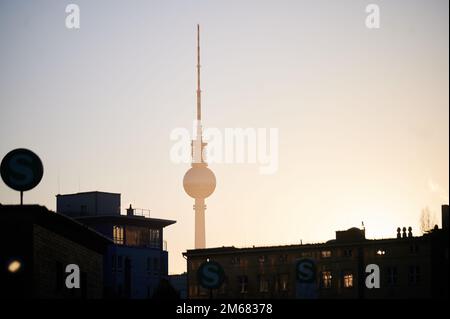 Berlin, Deutschland. 03. Januar 2023. Die Sonne geht hier auf, der Fernsehturm. Kredit: Annette Riedl/dpa/Alamy Live News Stockfoto