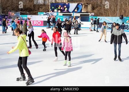 Teenager, die Spaß auf einer Eislaufbahn im Freien in Sofia, Bulgarien, Osteuropa, auf dem Balkan und in der EU haben Stockfoto