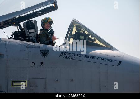 Hauptmann Christopher ‚Craft‘ Ortiz, 25. Kampfgeschwader-Pilot, posiert für ein Foto nach einer Mission auf dem Luftwaffenstützpunkt Osan, Republik Korea, 15. April 2022. Kapitän Ortiz war der führende Pilot dieser Abteilung von A-10 Thunderbolt II. Stockfoto