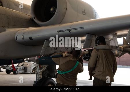 Staff Sergeant James Griffin, 25. Flugzeugwartungseinheit, Waffenladesteamchef, bereitet sich auf das Beladen einer A-10 Thunderbolt II vor, während die Triebwerke am Osan Air Base, Republik Korea, am 15. April 2022 laufen. Das Beladen des Düsens bei laufendem Motor erfordert Präzision und Sorgfalt von allen Beteiligten. Das Team der Waffenladungscrew führte das On-Loading unter der Aufsicht ihrer Führung und ihrer Kollegen durch. Nach Abschluss des Ladevorgangs führen sie Peer-Prüfungen durch, um sicherzustellen, dass es korrekt durchgeführt wurde. Stockfoto