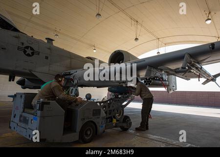 Senior Airman Dominick Leitch, 25. Flugzeugwartungseinheit, Waffenladung, Crewmitglied, links, und Staff Sergeant James Griffin, 25. AMU, Waffenladung, Crewteam-Chef, rechts, beginne mit dem Beladen eines A-10 Thunderbolt II, während die Triebwerke auf dem Osan Air Base, Republik Korea, am 15. April 2022 laufen. Das Beladen des Düsens bei laufendem Motor erfordert Präzision und Sorgfalt von allen Beteiligten. Das Team der Waffenladungscrew führte das On-Loading unter der Aufsicht ihrer Führung und ihrer Kollegen durch. Es ist nicht nur für die Sicherheit, sondern auch für den Erfolg der Mission von entscheidender Bedeutung, dass die Mitglieder die Düsen richtig beladen. Stockfoto