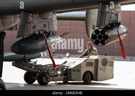 Senior Airman Dominick Leitch, 25. Aircraft Maintenance Unit, Waffenladestation, bereitet sich auf das Beladen eines A-10 Thunderbolt II vor, während die Triebwerke am Osan Air Base, Republik Korea, am 15. April 2022 laufen. Das Beladen des Düsens bei laufendem Motor erfordert Präzision und Sorgfalt von allen Beteiligten. Das Team der Waffenladungscrew führte das On-Loading unter der Aufsicht ihrer Führung und ihrer Kollegen durch. Es ist nicht nur für die Sicherheit, sondern auch für den Erfolg der Mission von entscheidender Bedeutung, dass die Mitglieder die Düsen richtig beladen. Stockfoto