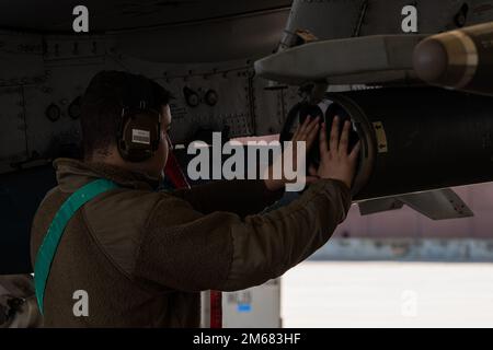 Staff Sgt. James Griffin, 25. Flugzeugwartungseinheit, Waffenladesteamchef, inspiziert eine Ladung auf einem A-10 Thunderbolt II, während die Triebwerke am Osan Air Base, Republik Korea, am 15. April 2022 laufen. Das Beladen des Düsens bei laufendem Motor erfordert Präzision und Sorgfalt von allen Beteiligten. Das Team der Waffenladungscrew führte das On-Loading unter der Aufsicht ihrer Führung und ihrer Kollegen durch. Es ist nicht nur für die Sicherheit, sondern auch für den Erfolg der Mission von entscheidender Bedeutung, dass die Mitglieder die Düsen richtig beladen. Stockfoto