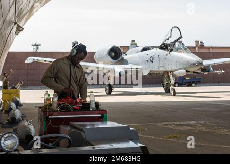 Staff Sergeant James Griffin, 25. Flugzeugwartungseinheit, Waffenladesteamchef, bereitet sich auf das Beladen einer A-10 Thunderbolt II vor, während die Triebwerke am Osan Air Base, Republik Korea, am 15. April 2022 laufen. Das Beladen des Düsens bei laufendem Motor erfordert Präzision und Sorgfalt von allen Beteiligten. Das Team der Waffenladungscrew führte das On-Loading unter der Aufsicht ihrer Führung und ihrer Kollegen durch. Nach Abschluss des Ladevorgangs führen sie Peer-Prüfungen durch, um sicherzustellen, dass es korrekt durchgeführt wurde. Stockfoto