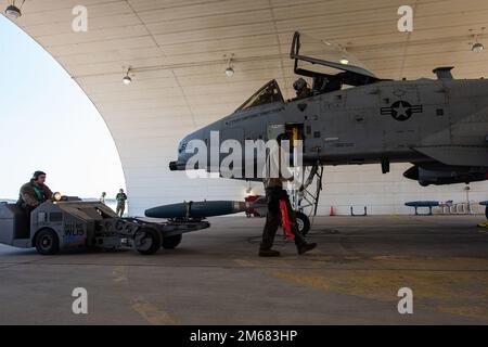 Senior Airman Dominick Leitch, 25. Flugzeugwartungseinheit Waffenladeeinheit, links, und Staff Sergeant James Griffin, 25. AMU Waffenladeteam-Chef, rechts, bereiten Sie sich vor, eine A-10 Thunderbolt II zu beladen, während die Triebwerke am Osan Air Base, Republik Korea, am 15. April 2022 laufen. Das Beladen des Düsens bei laufendem Motor erfordert Präzision und Sorgfalt von allen Beteiligten. Das Team der Waffenladungscrew führte das On-Loading unter der Aufsicht ihrer Führung und ihrer Kollegen durch. Nach Abschluss des Ladevorgangs führen sie Peer-Prüfungen durch, um sicherzustellen, dass es korrekt durchgeführt wurde. Stockfoto