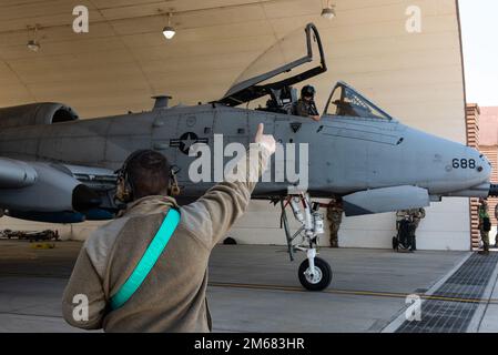 Senior Airman Dominick Leitch, 25. Aircraft Maintenance Unit Weapons Loading Crew, gibt grünes Licht für einen A-10 Thunderbolt II Piloten, der nach einer Ladesitzung abreisen soll, während die Triebwerke am Osan Air Base, Republik Korea, am 15. April 2022 in Betrieb waren. Das Beladen des Düsens bei laufendem Motor erfordert Präzision und Sorgfalt von allen Beteiligten. Das Team der Waffenladungscrew führte das On-Loading unter der Aufsicht ihrer Führung und ihrer Kollegen durch. Es ist nicht nur für die Sicherheit, sondern auch für den Erfolg der Mission von entscheidender Bedeutung, dass die Mitglieder die Düsen richtig beladen. Stockfoto