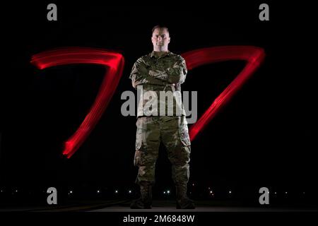 Staff Sgt. Michael Orlando, 77. Fighter Generation Squadron engagierter Crew Chief, posiert für ein Foto auf der Shaw Air Force Base, South Carolina, 15. April 2022. Orlando ist der engagierte Crew Chief des 20. Fighter Wing Flaggschiff-Flugzeugs und wurde 2021 mit dem Air Combat Command Crew Chief of the Year Award ausgezeichnet. Stockfoto