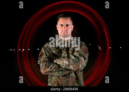 Staff Sgt. Michael Orlando, 77. Fighter Generation Squadron engagierter Crew Chief, posiert für ein Foto auf der Shaw Air Force Base, South Carolina, 15. April 2022. Orlando ist der engagierte Crew Chief des 20. Fighter Wing Flaggschiff-Flugzeugs und wurde 2021 mit dem Air Combat Command Crew Chief of the Year Award ausgezeichnet. Stockfoto