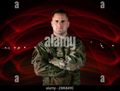 Staff Sgt. Michael Orlando, 77. Fighter Generation Squadron engagierter Crew Chief, posiert für ein Foto auf der Shaw Air Force Base, South Carolina, 15. April 2022. Orlando ist der engagierte Crew Chief des 20. Fighter Wing Flaggschiff-Flugzeugs und wurde 2021 mit dem Air Combat Command Crew Chief of the Year Award ausgezeichnet. Stockfoto