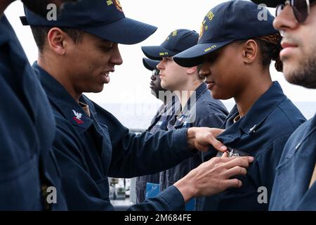 220415-N-UN585-2118 MITTELMEER (15. April 2022) Schadenskontrollbeamter 2. Klasse Don Donley, links, dem Arleigh-Burke-Klasse-Guided-Raketenzerstörer USS Ross (DDG 71) zugewiesen, präsentiert eine konkurrierte Spezialstiftung für Oberflächenkriegsführung, um Controlman 3. Klasse Dominique Coward zu beschädigen, 15. April 2022. Ross, nach Rota, Spanien, ist auf seiner 12. Patrouille in den USA Sechster Einsatzbereich der Flotte zur Unterstützung regionaler Verbündeter und Partner sowie nationaler Sicherheitsinteressen der USA in Europa und Afrika. Stockfoto