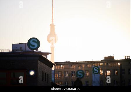 Berlin, Deutschland. 03. Januar 2023. Die Sonne geht hier auf, der Fernsehturm. Im Vordergrund befinden sich S-Bahnschilder am Nordbahnhof. Kredit: Annette Riedl/dpa/Alamy Live News Stockfoto
