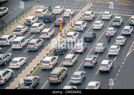 Neblig und regnerisch Doha C Ring Road. Straßen und Verkehr in Doha Stockfoto