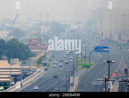 Neblig und regnerisch Doha C Ring Road. Straßen und Verkehr in Doha Stockfoto