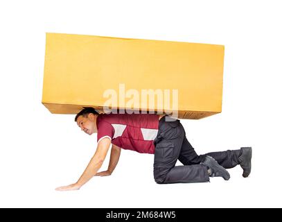 Ein Mann trägt ein großes Paket, isoliert auf weißem Hintergrund. Stockfoto