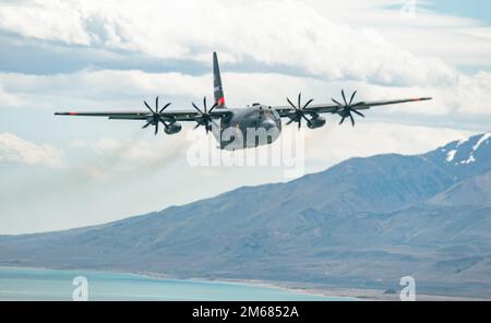 Ein Flugzeug der Nevada Air National Guard C-130H Hercules fliegt über Pyramid Lake, Nevada, während eines Employers Supporting the Guard and Reserve (ESGR) Boss Lift am 15. April 2022. Eine der strategischen Prioritäten der Nationalgarde Nevada besteht darin, sich mit den lokalen Gemeinschaften zu engagieren und sie einzubeziehen, und diese Flüge sind eine der Möglichkeiten, wie die „High Rollers“ die Unterstützung von Mitgliedern des Großraums Reno aufbauen. Stockfoto