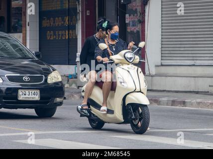 SAMUT PRAKAN, THAILAND, NOVEMBER 23 2022, Eine Frau mit einem Motorrad wartet an der Kreuzung der Stadt Stockfoto