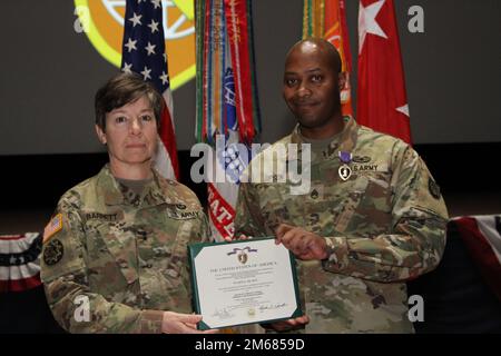 Hier sehen Sie Generalmajor Maria B. Barrett (links), NETCOM Commanding General und Stabsvorsteher Charles Gipson (rechts), NETCOM G1 Operations and Command Programs NCO. Gipson erhielt das Purple Heart am 15. April 2022 für Wunden, die er während eines iranischen Raketenangriffs erlitt, als er auf der Al-Asad Air Base im Irak stationiert war. Im Januar 2020 wurde ARCYBER,CENTCOM,Human Resources Specialist,NETCOM, Stockfoto