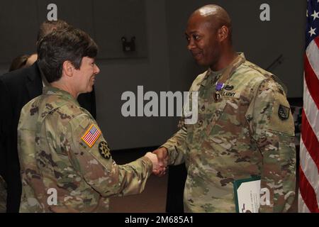 Generalmajor Maria B. Barrett (links), Commanding General VON NETCOM gratuliert dem Stabsleiter Charles Gipson (rechts), NETCOM G1 Operations and Command Programs NCO. Gipson erhielt das Purple Heart am 15. April 2022 für Wunden, die er während eines iranischen Raketenangriffs erlitt, als er im Januar 2020 auf der Al-Asad Air Base im Irak stationiert war. CENTCOM, Personalspezialist, NETCOM, Purple Heart, Stockfoto