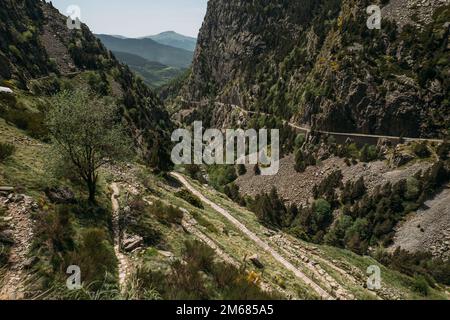 Panoramablick auf eine Bergschlucht im Naturschutzgebiet Vall de Nuria in Spanien, mit Wanderwegen in den Bergen. Ein Ort, an dem Sie sich entspannen können Stockfoto