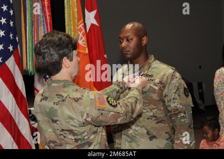 Am 15. April 2022 verlieh Generalmajor Maria B. Barrett (links) die Purple Heart Medal an Staff Sgt. Charles Gipson (rechts), NETCOM G1 Operations and Command Programs NCO. Gipson erhielt die Medaille für Wunden, die er während eines iranischen Raketenangriffs erhielt, als er im Januar 2020 auf der Al-Asad Air Base im Irak stationiert war. Stockfoto