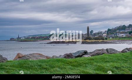 Die Stadt von Largs auf den Firth of Clyde an der Westküste von Schottland. Blick von der Marina in die Stadt vorbei an der Bleistift Denkmal auf einem kalten da Stockfoto