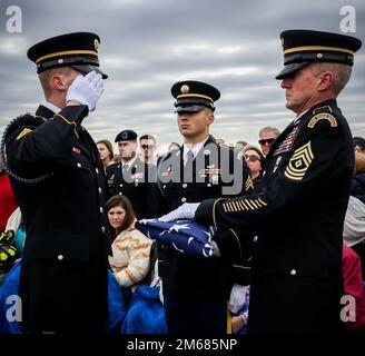 Mitglieder der Iowa National Guard Honor Guard vervollständigen das Falten einer amerikanischen Flagge, die sie der Familie während der Gedenkfeier für Sergeant Koby Clary auf dem Liberty Center Cemetery in Liberty City, Iowa, am 15. April 2022 präsentieren. Clary kam 2020 zur Iowa Army National Guard und starb nach seiner Tätigkeit im Ausland im Jahr 2021 bei einem Verkehrsunfall am 9. April 2022. Er war umgeben von Familie, Freunden und anderen Soldaten, als er beerdigt wurde. (USA Fotos der Nationalgarde der Armee von Staff Sgt. Tawny Schmit) Stockfoto