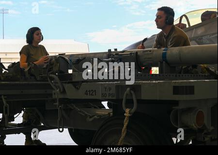 USA Air Force Airmen von der 58. Aircraft Maintenance Unit bereiten während des vierteljährlichen Waffenlastwettbewerbs am 15. April 2022 auf dem Luftwaffenstützpunkt Eglin, Florida, eine FORTGESCHRITTENE AIM-120-Luft-Rakete mit mittlerer Reichweite vor. DER AIM-120 AMRAAM ist eine Luft-Luft-Rakete der neuen Generation Stockfoto